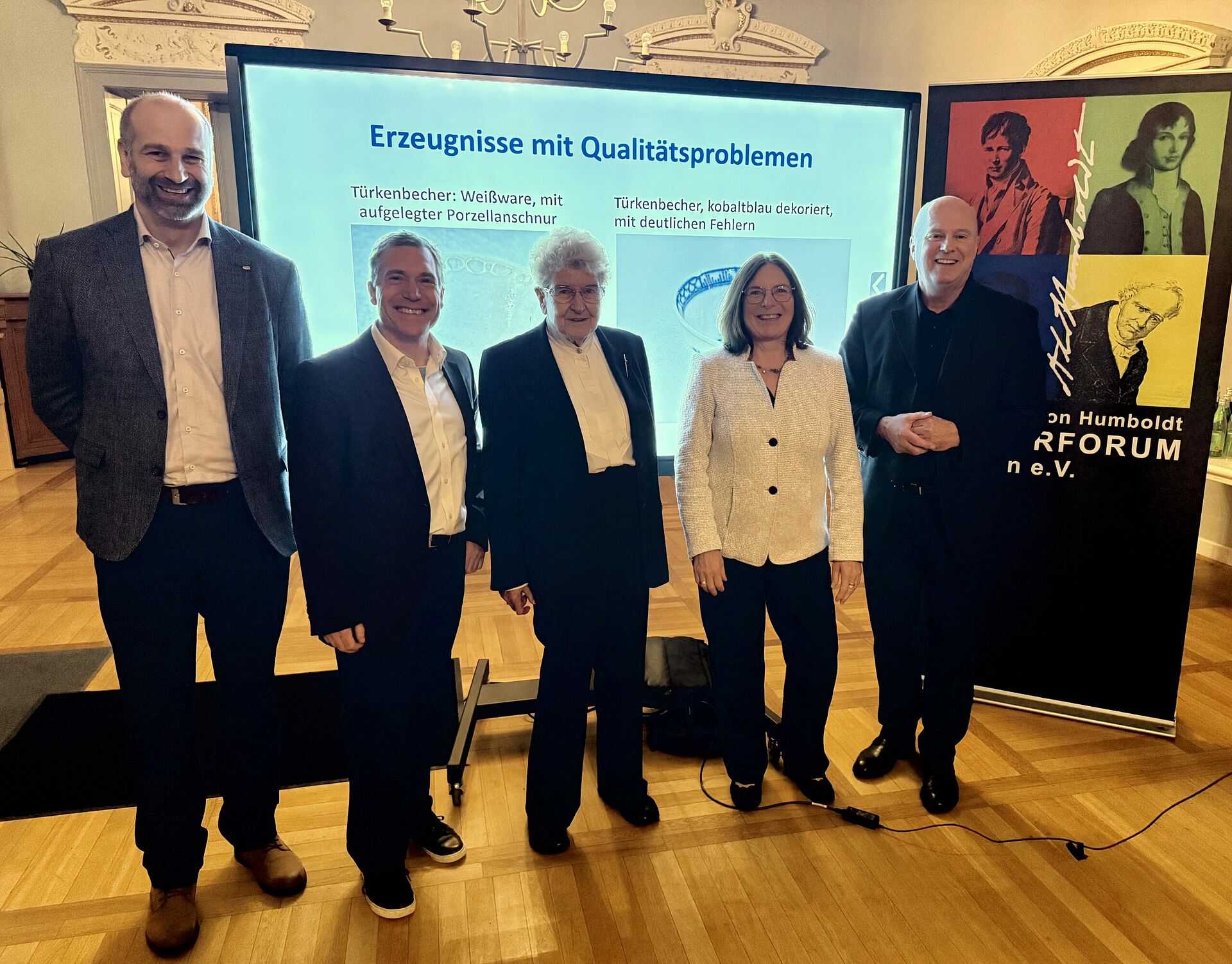 Thomas Müller, Thomas Rahn, Prof. Dagmar Hülsenberg, Petra Hinkl und Hartmut Koschyk freuen sich über die gelungene Veranstaltung über Alexander von Humboldts Wirken für die Porzellanmanufaktur im Schloss Bruckberg.