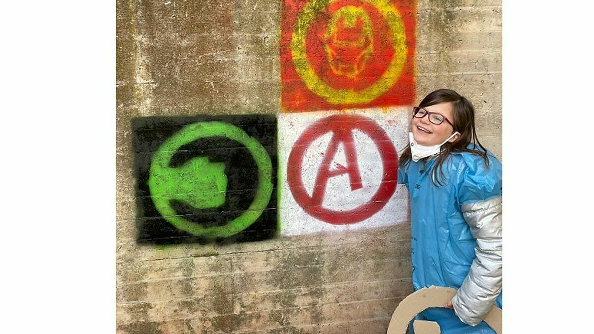 Ein Bild eines Mädchens vor einer Grafiti-Wand